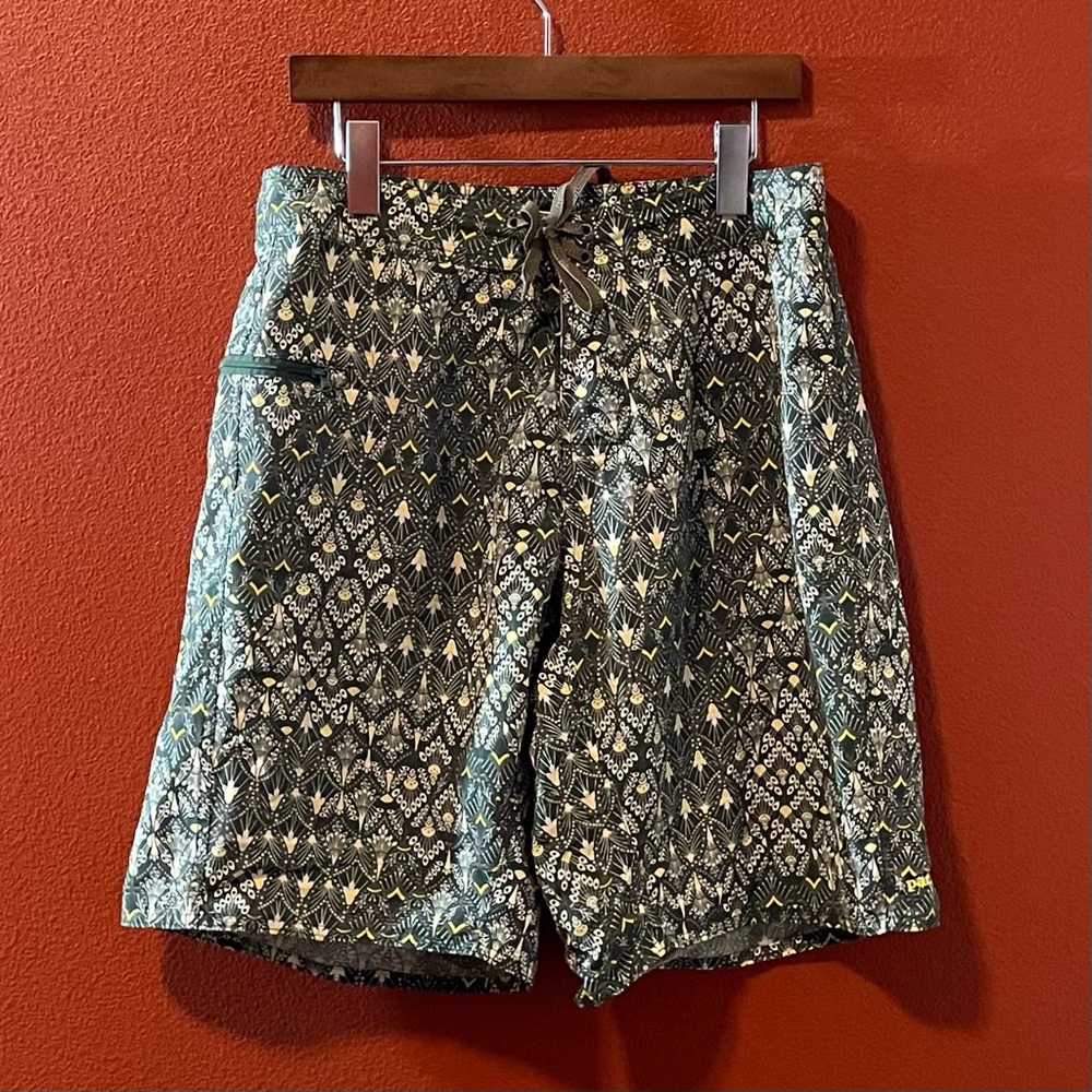 Patagonia Men’s Wavefarer Printed Yellow & Green Board Nylon Shorts‎
